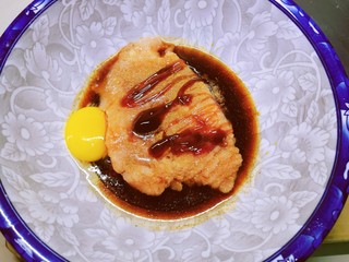 4、鲜肉饼,鸡肉剁成肉泥 敲入一个鸡蛋 放入甜面酱 蚝油 生抽 十三香粉 搅拌均匀