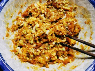 8、鲜肉饼,炒碎的鸡蛋放入肉馅中 继续拌匀  备用