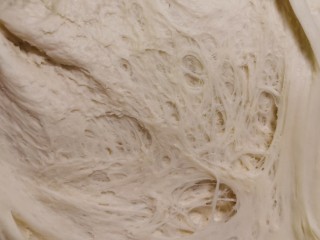 9、鲜肉饼,面已经发好了 有了很多气孔