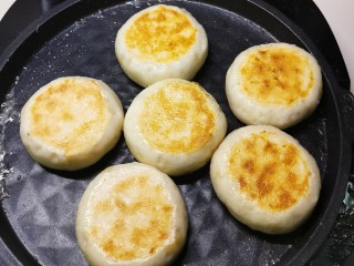 17、鲜肉饼,启动馅饼功能 时间到 两面金黄即可出锅 