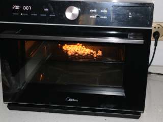 2、美味花生酥,将烤盘放在烤箱中,200度8分钟左右。