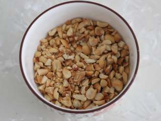 3、美味花生酥,烤好的花生去皮,用擀面杖擀碎备用。