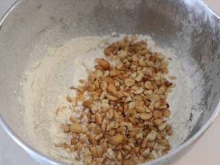 8、美味花生酥,加入花生碎。