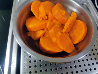 5、炸地瓜丸子,蒸软取出