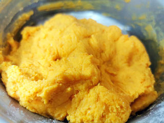 11、炸地瓜丸子,揉搓成团