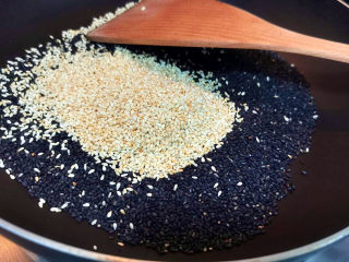 13、炸地瓜丸子,加入白芝麻