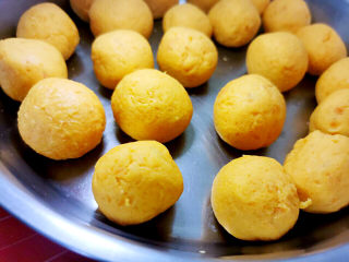 15、炸地瓜丸子,地瓜泥搓成小丸子