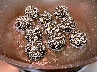 19、炸地瓜丸子,锅中下油，五成热就可以下地丸子生胚