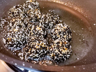 20、炸地瓜丸子,定型后，再翻面炸