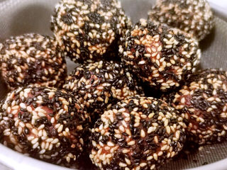 22、炸地瓜丸子,捞出控油