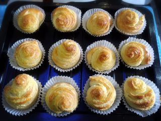 12、千层椰蓉面包卷,放入烤箱，上下火150度中层烘烤15-20分钟左右，我家的烤箱约15分钟左右面包上色烤好取出。每家烤箱温度时间都不一样，请自行控制把握时间温度哦。