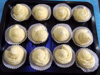 10、千层椰蓉面包卷,放烤箱里，40度左右，放入一碗温水，发酵三四十分钟。待面包发酵至1.5-2倍大小即可。