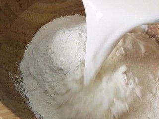 1、网红榴莲饼,面粉200g加入牛奶110g