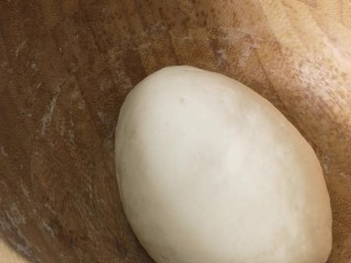 3、网红榴莲饼,和成光滑面团醒20分钟