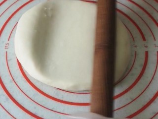 4、网红榴莲饼,擀成两边薄中间厚的圆饼