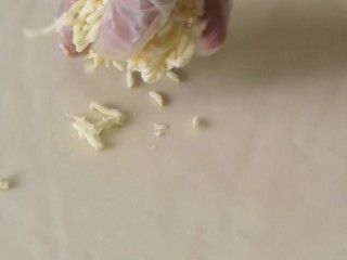 5、网红榴莲饼,撒一层芝士