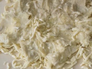 6、网红榴莲饼,再撒一层榴莲泥最后撒一层芝士