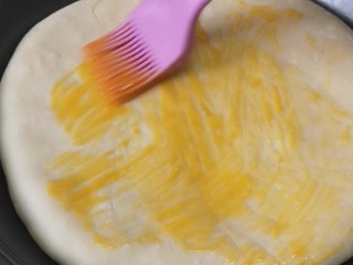 10、网红榴莲饼,刷一层蛋黄液  