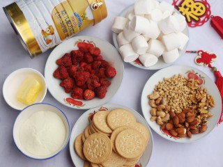 1、超好吃的人气草莓雪花酥,准备材料：①棉花糖200克&nbsp;②&nbsp;黄油40克&nbsp;③澳优能立多G4奶粉50g&nbsp;④冻干草莓40克&nbsp;⑤其它综合干果60克 ⑥饼干150克。