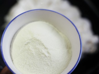 5、超好吃的人气草莓雪花酥,倒入澳优能立多G4奶粉搅拌均匀。