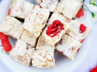 11、超好吃的人气草莓雪花酥,成品。