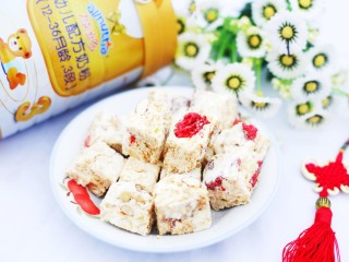 12、超好吃的人气草莓雪花酥,酸酸甜甜脆脆。