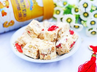 14、超好吃的人气草莓雪花酥,全家都喜欢。