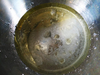 1、椰蓉蜂蜜蛋糕卷,将玉米油、水和20克白糖混合