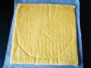 13、椰蓉蜂蜜蛋糕卷,稍凉倒扣在一张油纸上，撕开表面油纸