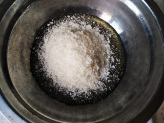 14、椰蓉蜂蜜蛋糕卷,将蜂蜜和椰蓉混合