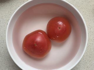 2、番茄浓汤烩饭,番茄拿开水烫一下