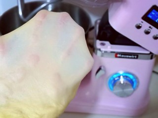 5、花式椰蓉面包,这时面团有了不容易破的手套膜！