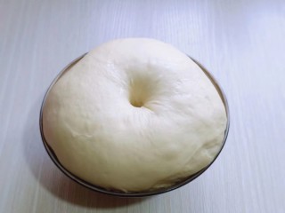 7、花式椰蓉面包,发酵好的面团用手指按一下，不回缩即为发酵完成！