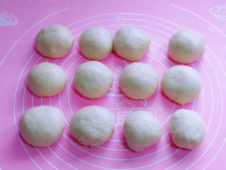 8、花式椰蓉面包,发酵好的面团分割等份的小面团，盖上保鲜膜，松弛15分钟！