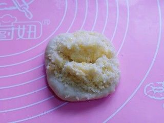 10、花式椰蓉面包,取一块面团，用掌心压扁，放上椰蓉馅！