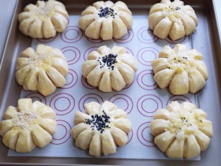 15、花式椰蓉面包,中间撒上黑芝麻，白芝麻，椰蓉馅都可以！