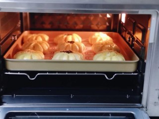 16、花式椰蓉面包,将烤盘入烤箱中层！