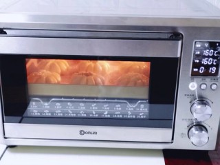 17、花式椰蓉面包,上下管160度烤20分钟！(时间及温度仅供参考)