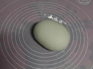 4、葱油烙饼,醒好的面团变得更柔软，面筋充分的舒展开了。