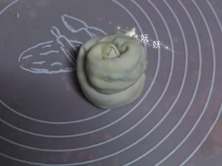 11、葱油烙饼,叠起来。