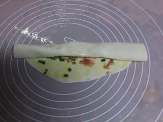 9、葱油烙饼,卷起来。