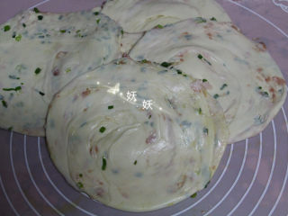 13、葱油烙饼,擀成片状，依次将所有的面剂子做好。