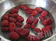 1、枣泥一口酥,大枣洗净，加入适量清水，上锅煮熟（水沸腾后大约10分钟左右，视大枣的干湿程度，所需时间不同），关火后在锅中浸泡到不烫手