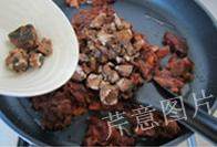 3、枣泥一口酥,烧热炒锅（不粘锅比较给力），加入2大勺色拉油，匀开后下入枣肉和捣碎的黑糖，中小火慢慢翻炒