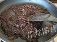 5、枣泥一口酥,不停翻炒至水分变少、枣肉变干