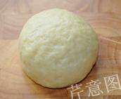 7、枣泥一口酥,将水油皮材料——中筋面粉150g，猪油50g，细砂糖50g，水80g——混合和成面团，盖上保鲜膜饧面30分钟以上