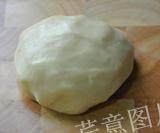 8、枣泥一口酥,将油酥皮材料——低筋面粉150g，猪油75g——混合和成面团，同样盖上保鲜膜饧面30分钟以上