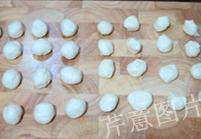 9、枣泥一口酥,将水油皮面团和油酥皮面团各均匀分成16——20份