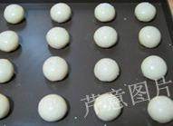 21、枣泥一口酥,将做好的生胚排进烤盘，刷上全蛋液或蛋水液（全蛋加等量清水混合），再撒上适量芝麻装饰