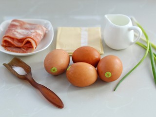 1、芝士培根鸡蛋卷,准备好所需食材